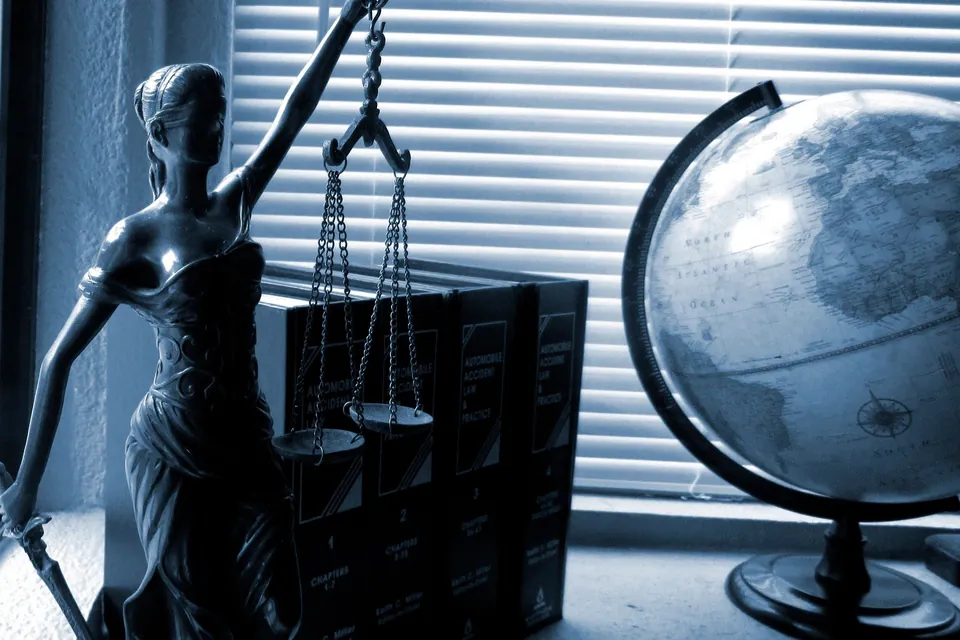 Balanza de la justicia en un despacho jurídico